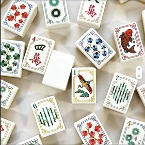 Jeu <span class=keywords><strong>de</strong></span> Mahjong américain avec tuiles en acrylique blanc ivoire et motifs chinois colorés, jeu complet avec Koi Joker, personnalisation et vente en gros disponibles - Product Image 1