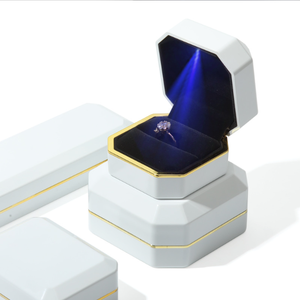 Boîte à bijoux octogonale en laque blanche avec logo personnalisé, éclairage LED, pour bagues, bracelets, demande en mariage, emballage cadeau pour diamants – En stock, vente en gros - Product Image 4