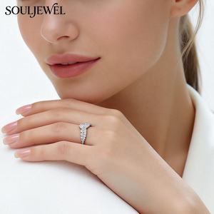 Bague de mariage classique en argent sterling S925 plaqué rhodium avec moissanite sertie à griffes certifiée GRA, style couronne, par Souljewel - Product Image 3