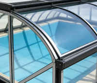Dôme de piscine rétractable solaire-électrique avec couverture rigide et véranda en verre amovible pour un confort toute l'année