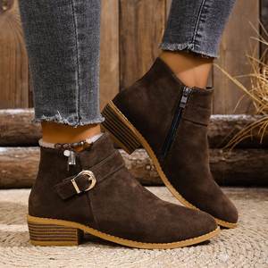 รองเท้าบูทผู้หญิงสไตล์โรมันย้อนยุคสำหรับฤดูใบไม้ร่วง ส้นเหลี่ยม หัวรองเท้าระบายอากาศได้ดี ซิปหน้า วัสดุหนังกลับ สีพื้น สไตล์อังกฤษ พร้อมหัวเข็มขัด - Product Image 2