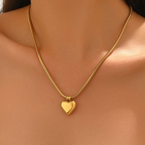 Collar de Moda para Mujer, Chapado en Oro de 18K, Cadena de Serpiente Redonda de Acero Inoxidable con Colgante de Corazón - Product Image 1