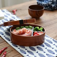 Boîte à bento japonaise en bois brun personnalisée, portable, style sushi, avec compartiments.