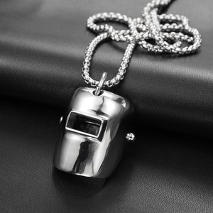 Fabbrica all'ingrosso direttamente nuovi gioielli da uomo oro nero in acciaio inox maschera per la saldatura casco collana pendente fantasia - Product Image 2