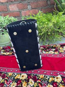 Sac à bandoulière géométrique noir et blanc en cuir véritable fait main, style sport, grande capacité, moyen format, avec fermeture éclair et poignée unique - Product Image 4