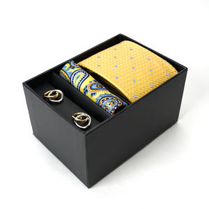 Set regalo da tre pezzi con collo in seta e design personalizzato collezione esclusiva di lunghezza regolabile - Product Image 1