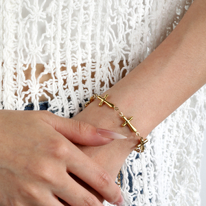กำไลข้อมือชุบทอง 18K ขายส่งจากโรงงาน กำไลโซ่สแตนเลสแบบเชื่อมต่อกันรูปกากบาท สำหรับผู้หญิง ของขวัญเครื่องประดับสำหรับใช้ในชีวิตประจำวัน - Product Image 1
