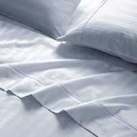 Ensemble de drap de lit plat personnalisé à rayures de qualité hôtelière 250TC 100% coton jetable avec motif de Noël de caractère pour hôtels spas