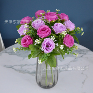 Bouquet de roses artificielles à 7 têtes, fleurs en soie de 30 cm de haut pour la décoration de la maison et des mariages - Product Image 1