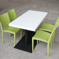 Ensemble de table à manger semi-brillante blanche pour restaurant commercial, utilisée, avec 4 chaises et base noire
