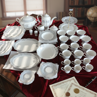 Service de table en porcelaine fine 66 pièces, nouveau, avec incrustations dorées, pour 6 personnes