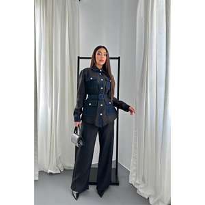 Ensemble de costume Oxford noir pour femme avec poches et veste ceinturée, pantalon à jambes larges - Product Image 6