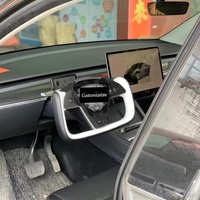 Volante de Cuero Personalizado Marvel YOKE para Tesla Model 3 con Diseño Inalámbrico en Blanco y Negro en la Parte Posterior