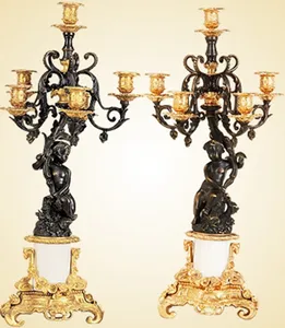 Um par de imitados antiguidade gilt ouro banhado em cobre sólido "menino" vela titular/adesivo com 8 braços para atividade religiosa