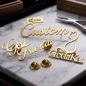 Desainer Kustom Besi Tahan Karat Berongga Kerah Pin Lencana Berlapis Emas Huruf Logo Bros Pin Bros Pin untuk Wanita Pria Setelan - Product Image 1