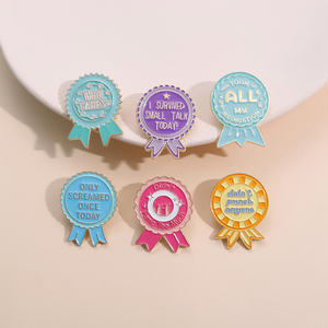 Металлический значок с геометрическим мультяшным дизайном, с надписью для повседневного использования, с мягкой эмалью, на заказ, для поддержки и поощрения - Product Image 3