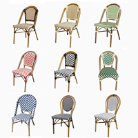 Ensemble de mobilier d'extérieur moderne avec chaises en rotin PVC et table en aluminium imperméable pour cour et jardin
