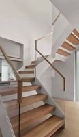 Escalier flottant de luxe avec poutre centrale en acier et garde-corps entièrement en verre pour duplex
