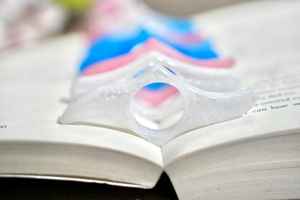 Soporte para páginas de libros de resina, agarre para los dedos, accesorio de lectura duradero y cómodo, perfecto para libros, materiales de estudio, diarios y novelas - Product Image 2