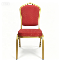 Chaise de banquet empilable en acier avec dossier doré et poignée supérieure, assise rembourrée en tissu rouge à pois, mobilier pour hôtels et salles