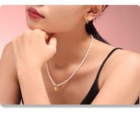 Collier Pendentif H2 RoyalAura Style Palais Tendance Géométrique en Acier Inoxydable Plaqué Or 18K avec Chaîne à Maillons et Perle d'Eau Douce