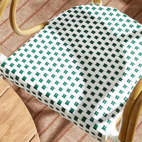 Ensemble de mobilier décontracté et simple de style rétro, comprenant des chaises en osier et un ensemble de vaisselle, idéal pour les salles à manger modernes, les cafés, les terrasses et les hôtels, avec une table rectangulaire.