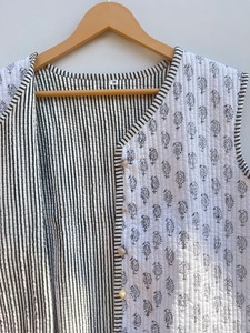 Chaleco Unisex Reversible Acolchado de Algodón Transpirable y Ecológico, Estampado a Mano con Bordado Floral, Ligero para Usar en Capas - Product Image 4