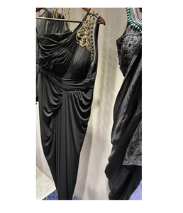 Vestido de Maternidad Negro de un Solo Hombro, Asimétrico, Elegante y Moderno para Eventos Formales Nocturnos - Product Image 1