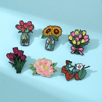 Badges en émail souple personnalisés à motifs floraux (Fleur, Fraise, Tulipe, Tournesol, Pivoine) pour sac à dos, collection de cadeaux et broches