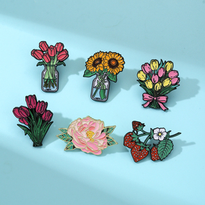 Badges en émail souple personnalisés à motifs floraux (Fleur, Fraise, Tulipe, Tournesol, Pivoine) pour sac à dos, collection de cadeaux et broches - Product Image 1