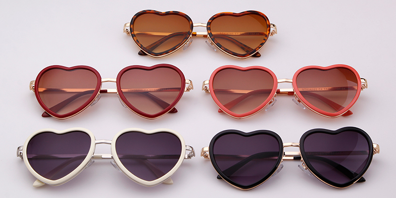 Occhiali da sole a forma di cuore color pesca per donna