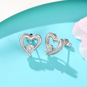 Orecchini a forma di cuore cavo per donna, semplici ed eleganti, piccoli gioielli per l'orecchio, accessori da indossare ogni giorno - Product Image 6