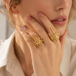 <span class=keywords><strong>Bague</strong></span> Fleur Creuse Abstraite Vintage Française pour Femme, Plaqué Or 18 carats, <span class=keywords><strong>Acier</strong></span> <span class=keywords><strong>Inoxydable</strong></span>, Bijou Artistique Floral Tendance - Product Image 3