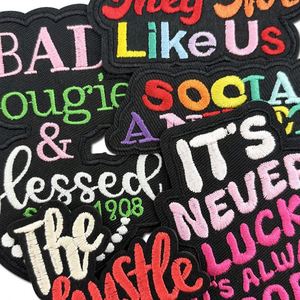 Patchs thermocollants brodés à bordure noire, avec des mots colorés sur le thème 'Anxiété sociale, Bonnes vibrations, Ils ne nous aiment pas', pour la décoration de chapeaux et sacs - Product Image 2