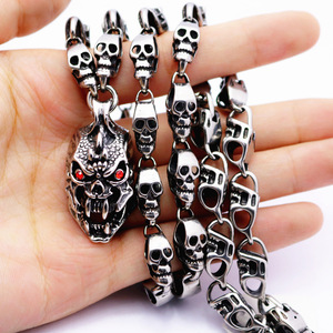 Yunnique Collier en Acier Inoxydable Tête de Mort Homme, Pendentif Fantôme à Œil Rouge, Bijou Tendance - Product Image 1