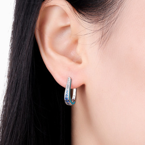 Pendientes de aro simples de latón blanco con degradado azul, el accesorio perfecto para mujeres que asisten a fiestas. - Product Image 5