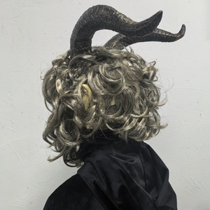 Masque intégral en latex <span class=keywords><strong>de</strong></span> créature féroce, thème amusant et original, peau jaunâtre, cornes foncées, cheveux bouclés, barbe texturée réaliste, doux - Product Image 5