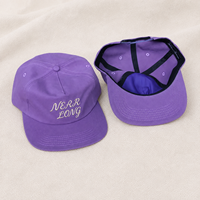 Casquette de golf premium violette à cinq panneaux avec visière souple, emblème brodé en écriture cursive, de la collection Brand Sourcing Trade, avec logo personnalisé