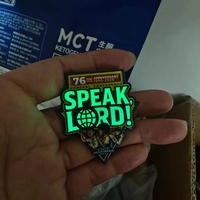 Pin Enamel Bercahaya dalam Gelap Berjalan Bersama Yesus Pathfinder Berlapis Emas Tradisional Modern Terlaris Lencana Kerah