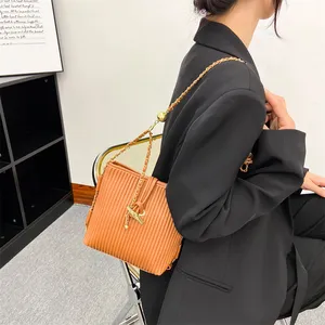 Bolsa quadrada feminina com design minimalista, bolsa de mão quadrada feita em couro com listras douradas, estilo principal para mulheres de 2022