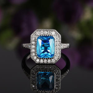 Anillo de Diamantes de Oro Blanco para Mujer F688, Corte Esmeralda, Diamante Natural, Anillo de Compromiso, Color D, Piedras Laterales - Product Image 6