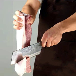 Un nuevo juego de cinco cuchillos de cocina modernos, que incluyen cuchillos para rebanar con acabado martillado, vendidos en una exhibición en vivo. - Product Image 1