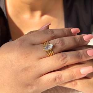 Anillo de Piedra Lunar Arcoíris Natural con Baño de Oro para Mujer, Joyería Boho Minimalista con Gema, Regalo de Compromiso, March Moku - Product Image 4