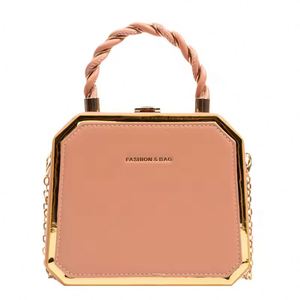 Sac bandoulière élégant à strass avec poignée en métal et pendentif style collier en promotion - Product Image 2