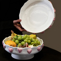Assiette à fruits en céramique à motif cœur rose, style luxe léger, avec pied, pour desserts et gâteaux
