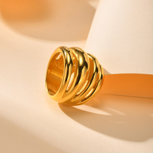 Bague large torsadée en acier inoxydable plaqué or 18 carats, style mode, multi-brins, empilable, pour usage quotidien et soirées - Product Image 2