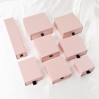 Boîte à bijoux rose personnalisable en matériaux recyclés avec doublure en éponge pour boucles d'oreilles et colliers, idéale pour les filles romantiques