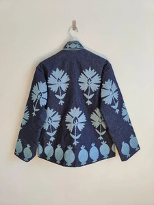 Chaqueta Suzani bordada a mano de mezclilla azul más vendida para mujeres bohemias Abrigo Suzani disponible para cantidades a granel de La India - Product Image 2