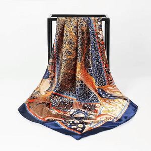 Écharpe haut de gamme personnalisée en polyester, style carré uni, à pois, à carreaux, à rayures, motifs imprimés numériquement - Product Image 4