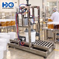 Machine de capsulage pneumatique semi-automatique durable pour seaux et fûts en plastique, avec presse à liquide et alimentateur de table à vide d'air
